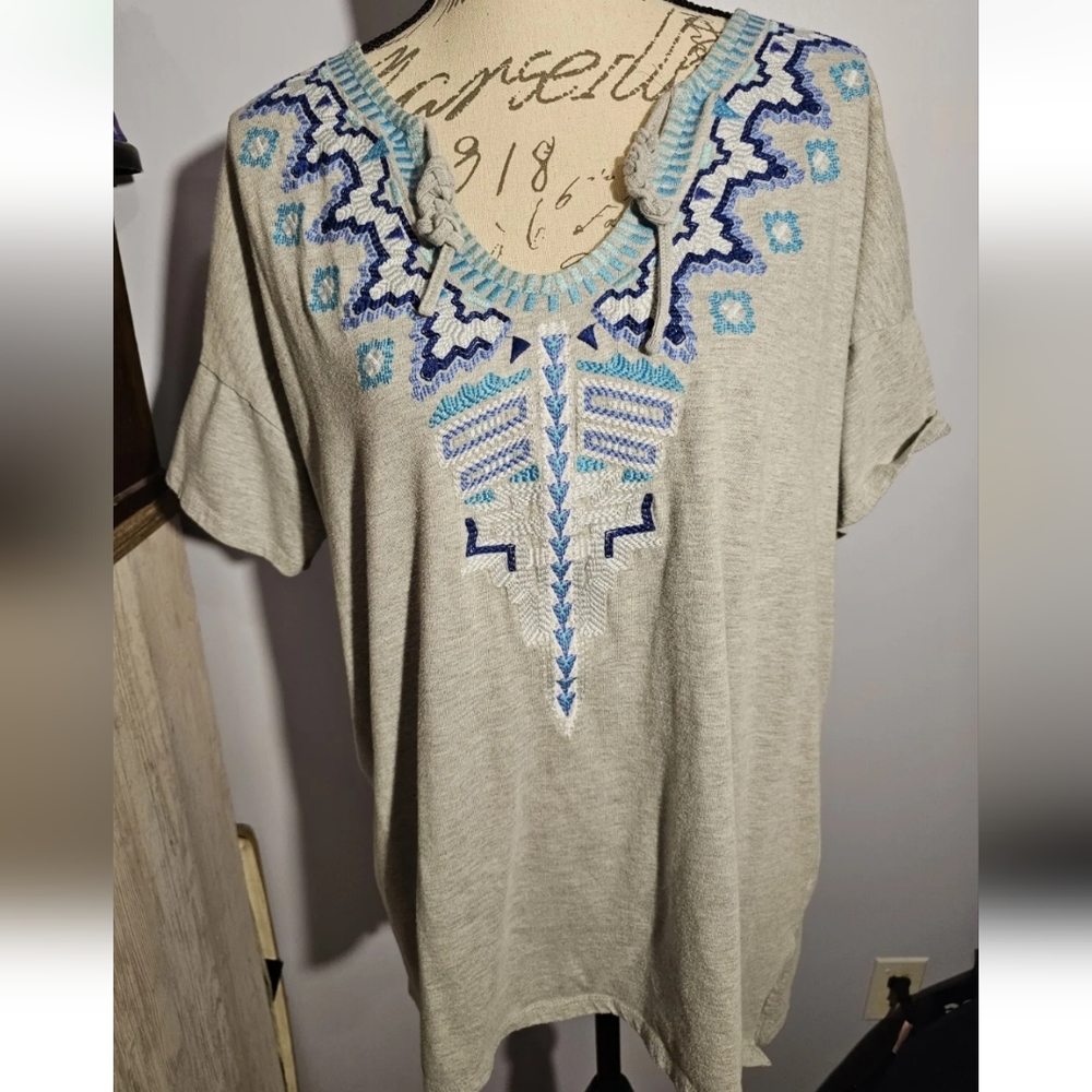 ❤️5 For 25😍 Woman Within Large 18/20 Grey Native Print Blue V Neck
